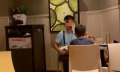 Con trai gọi món bún bò, lời nói của người cha sau đó khiến nhiều người lo ngại cho tương lai của cậu bé