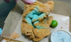 Người phụ nữ sốc toàn tập vì thứ kỳ dị xanh lè trong miếng gà rán đặt về và 