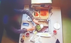 Thanh niên đi ăn 2 lần đều gặp nồi lẩu có gián, cầm tiền bồi thường chưa ấm tay thì 