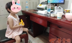 Bé gái 3 tuổi đứng bơ vơ ở bãi đậu xe, cảnh sát liên hệ người nhà thì nghe được lý do gây phẫn nộ tột cùng