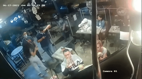 Bị kẻ cướp chĩa súng vào mặt, người đàn ông có hành động khiến mọi người không dám tin vào mắt mình