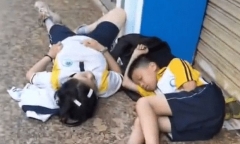 Hai học sinh vật vờ ngủ gật bên vỉa hè từ sáng sớm, nguyên nhân khiến ai nghe xong cũng hết sức tức tối