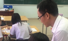 Thầy giáo chụp lại bài kiểm tra của học sinh, phóng to mới phát hiện sự thật