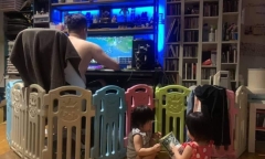 Nhờ chồng trông con để làm việc nhà, người mẹ