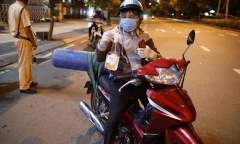 TP.HCM: Bất chấp lệnh giới nghiêm, ông bố lao ra đường chở bình oxy về cứu con