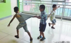 Mẹ dạy con trai nếu bị bắt nạt phải 