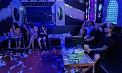 Uống rượu say, chủ quán karaoke rủ bạn đến