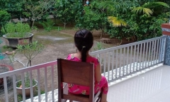 Cảnh tượng chiến sĩ công an chỉ dám nhìn con gái từ xa khiến nhiều người xúc động