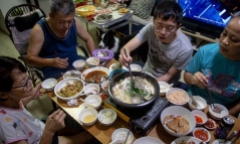 Lén lút gặp bạn trai nhưng không khai báo vì sợ 