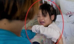 Bé gái đang ngủ bỗng khóc lớn, bà nội dỗ dành thì phát hiện sự thật tàn nhẫn, giấu con báo ngay cảnh sát