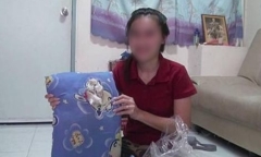 Thấy chiếc gối mới có mùi lạ, người phụ nữ kiểm tra thì phát hiện phần ruột được làm từ chất liệu kinh hoàng