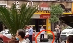Hăng hái giúp hành khách kéo vali, tài tế taxi kinh hãi vội gọi báo cảnh sát khi biết thứ bên trong