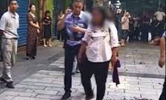 Người phụ nữ đập phá hàng chục cửa hàng, xô đổ loạt xe máy trên vỉa hè vì muốn 