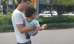 Con trai bị bắt cóc, mẹ gặp lại nhưng vờ không nhận ra, hành động sau đó quyết định an nguy đứa bé