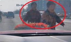 Hai bà lão lao ra chặn đường xe hoa đón dâu, hành động 