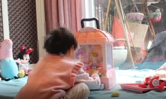Bé gái mẫu giáo bị rách vùng kín sau 2 ngày nhập học, lời giải thích của nhà trường khiến phụ huynh tức giận