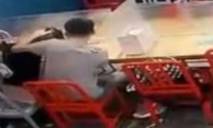 Mẫu thuẫn tại quán ăn, chàng trai ấn đầu bạn gái xuống nồi lẩu đang sôi rồi thản nhiên bỏ đi