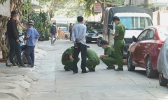 Phát hiện người phụ nữ tử vong bên đường với nhiều vết thương