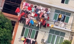 Chàng trai sững sờ vì giàn phơi quần áo của nhà đối diện, ban đêm càng 