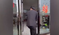 Yêu cầu đoàn rước dâu tạm nghỉ, chú rể chạy đến chỗ bố mẹ vợ làm hành động gây bất ngờ