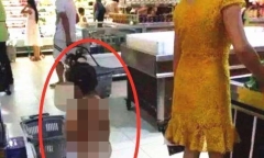 Mẹ sang chảnh dẫn con gái đi siêu thị nhưng bộ dạng cô bé lại khiến người qua đường bức xúc