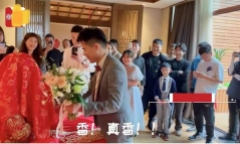 Chú rể ôm hôn cô dâu thắm thiết, đến khi mở khăn trùm thì run rẩy trước danh tính 