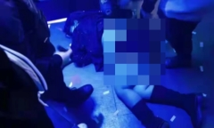 Cô gái say rượu nằm lăn lóc ngay tại quán bar, bộ dạng hớ hênh khiến nhiều người ngán ngẩm