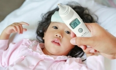 Nên làm gì khi trẻ mắc COVID-19 bị sốt cao liên tục?