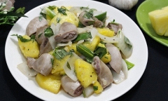 Cách làm lòng xào dứa thơm ngon bắt miệng
