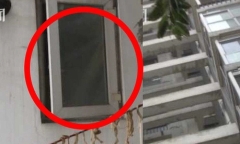 Con trai 5 tuổi liên tục nói có bóng đen ngoài cửa sổ đối diện, người mẹ bật khóc khi biết sự thật