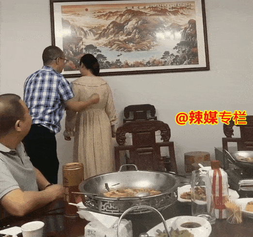 Người đàn ông đấm vợ liên tiếp giữa buổi họp lớp vì lý do gây tranh cãi