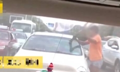 Gã ăn xin dùng nạng tấn công nữ tài xế vì không cho tiền, thái độ người xung quanh gây phẫn nộ