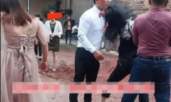 Cô gái say rượu lao vào ôm chặt chú rể giữa đám cưới, cô dâu đáp trả gây tranh cãi