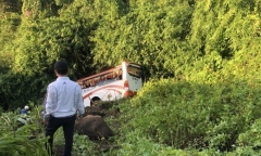 Xe khách chở nhiều trẻ em và phụ nữ bị lật ở chân đèo Đại Ninh