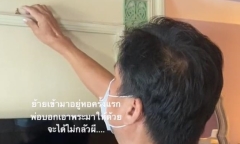 Lo lắng con gái ở một mình không quen, ông bố mang đến 