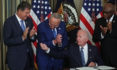 Tổng thống Mỹ Biden ký ban hành đạo luật trị giá 430 tỷ USD