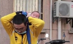 Xúc động hình ảnh ông bố địu con nhỏ đi giao hàng, biết câu chuyện phía sau càng thêm xót xa