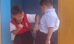 Hành động ấm áp của hai cậu bé tiểu học trước cửa nhà vệ sinh khiến dân mạng xuýt xoa
