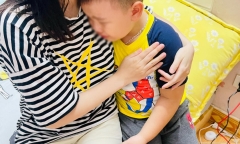 Con trai nghe nhạc lại khóc mãi không ngừng, người mẹ biết nguyên nhân mà cực hạnh phúc