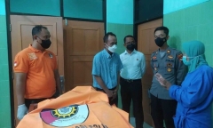 Cặp đôi thuê khách sạn nhưng mãi không ra trả phòng, nhân viên