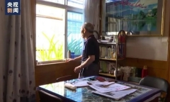 Ngày nào cũng nhìn sang ban công nhà hàng xóm, cụ ông U90 vô tình phát hiện điều bất thường