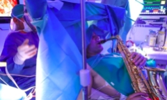 Bệnh nhân thổi kèn saxophone trong ca mổ não kéo dài 9 tiếng