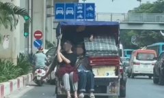 Khoảnh khắc 2 nữ sinh trên chiếc xe ba gác khiến cộng đồng mạng hoài niệm về tuổi trẻ 