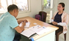 Người phụ nữ lừa đảo 2 xe ôtô đem cầm lấy tiền đánh bạc ra đầu thú