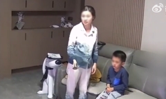 Con trai mải xem tivi không chịu học bài, bố mẹ tung chiêu