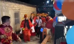 Dàn phù rể hóa trang thành Thần Tài, vừa đi vừa hát hò nhảy múa khiến cô dâu cười không ngớt
