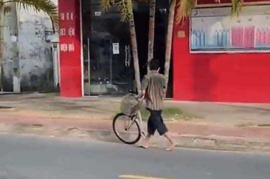 Lỡ làm gãy đôi chiếc xe đạp, hai bé trai có màn xử lý