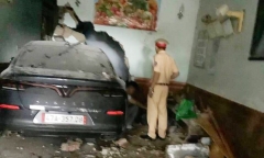 Ô tô lao vào nhà dân tông chết người đàn ông đang ngủ