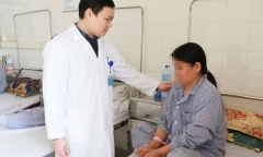 Căn bệnh khiến người phụ nữ 50 tuổi có ngực to gấp chục lần bình thường