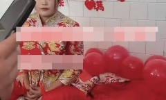 Phù dâu ôm chặt chú rể không rời mặc cô dâu ngồi ngay cạnh, nguyên nhân khiến tất cả phẫn nộ